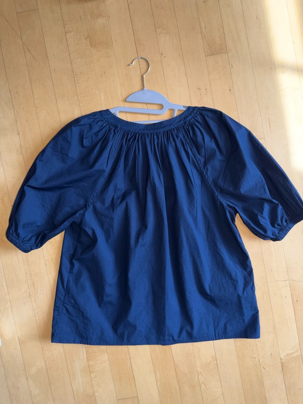 Vineyard Vines Navy Poplin V button top, M, CB2759 - Picture 3 of 3
